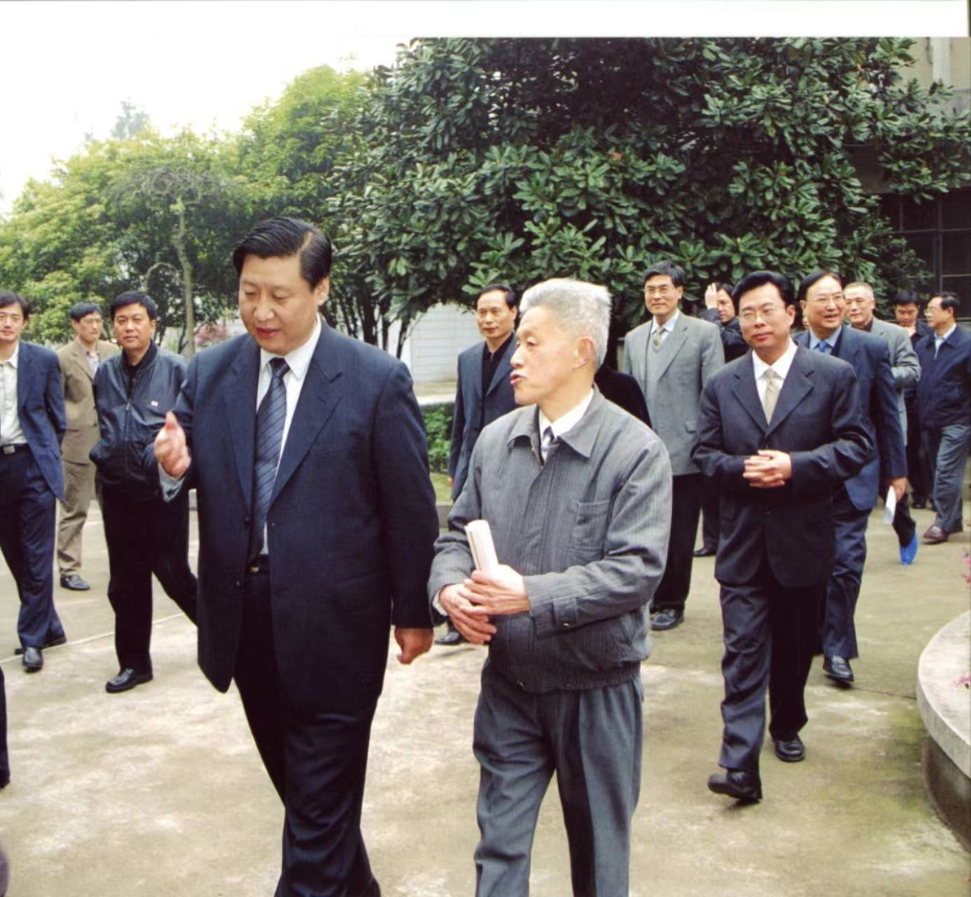 2003年春，习近平考察浙大硅材料国家重点实验室，叶志镇作为实验室主任陪同接待.jpg